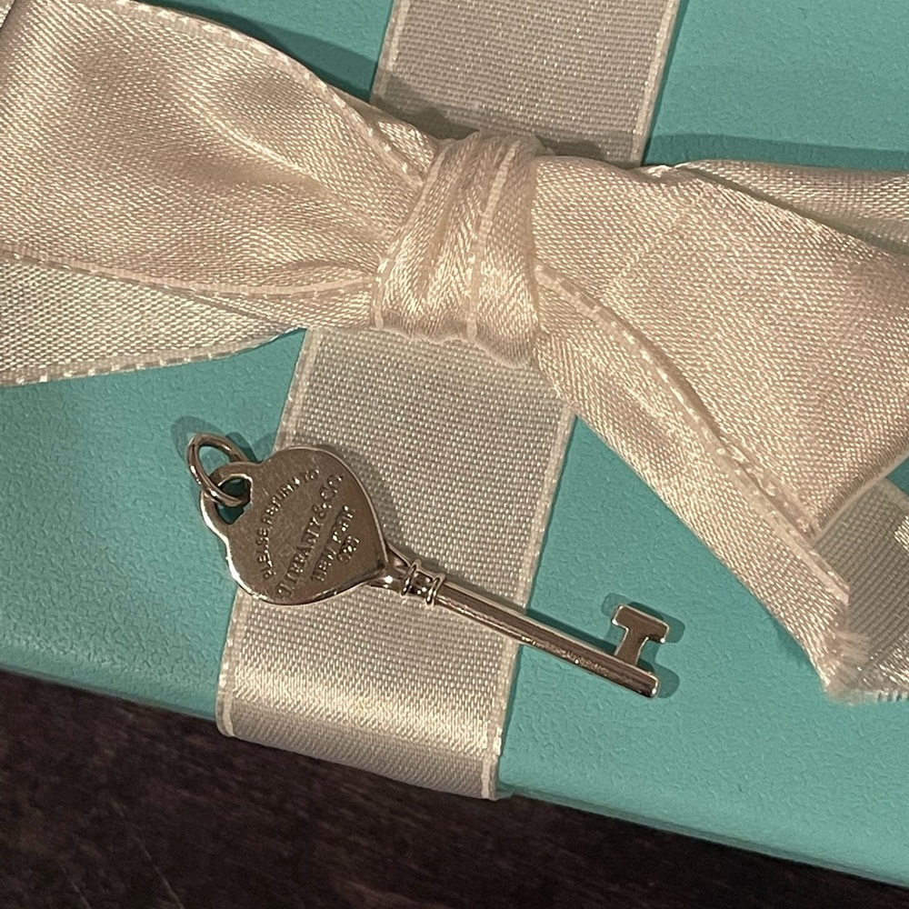 Please return to Tiffany & Co. New York pendant only, sterling silver